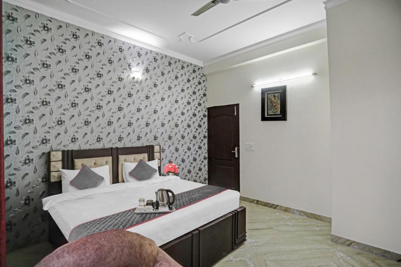 Townhouse The Premier View Near Iskcon Temple Noida Hotel Bagian luar foto