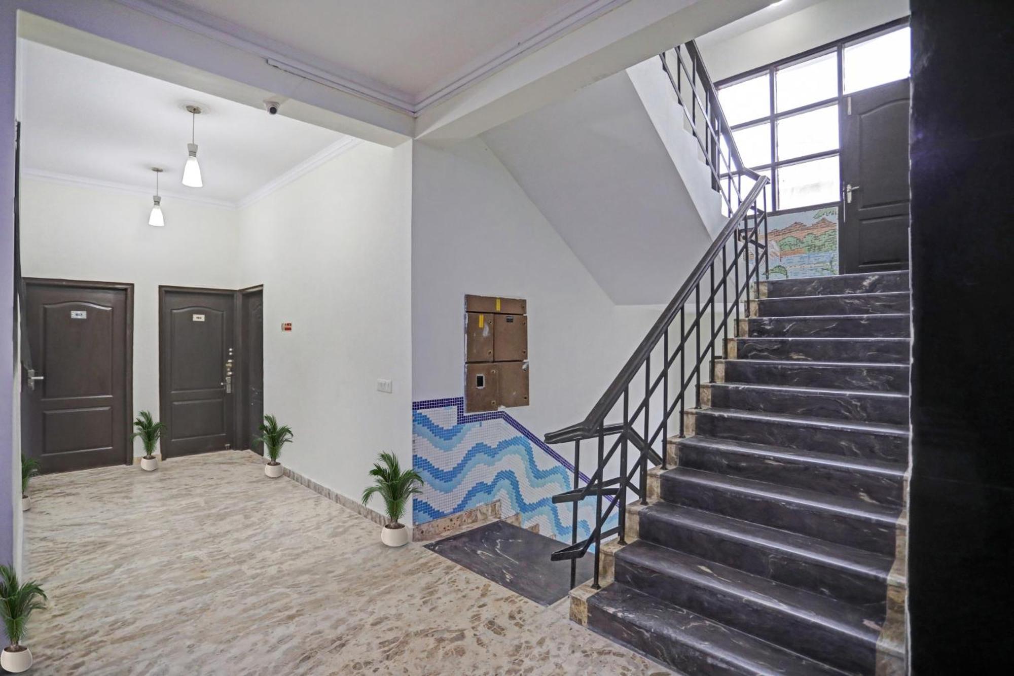 Townhouse The Premier View Near Iskcon Temple Noida Hotel Bagian luar foto