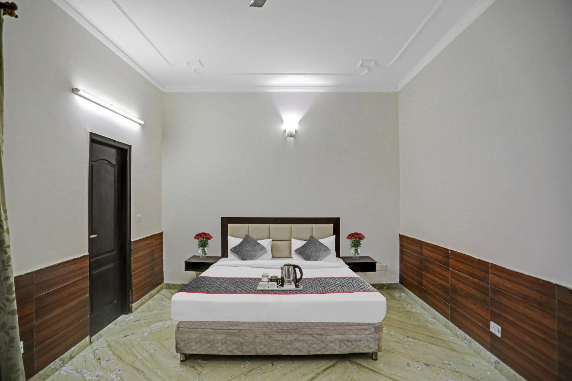 Townhouse The Premier View Near Iskcon Temple Noida Hotel Bagian luar foto