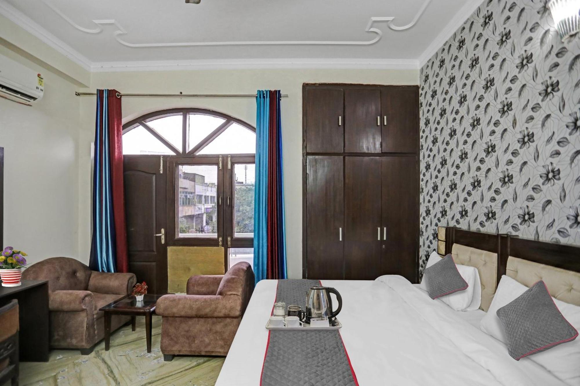 Townhouse The Premier View Near Iskcon Temple Noida Hotel Bagian luar foto