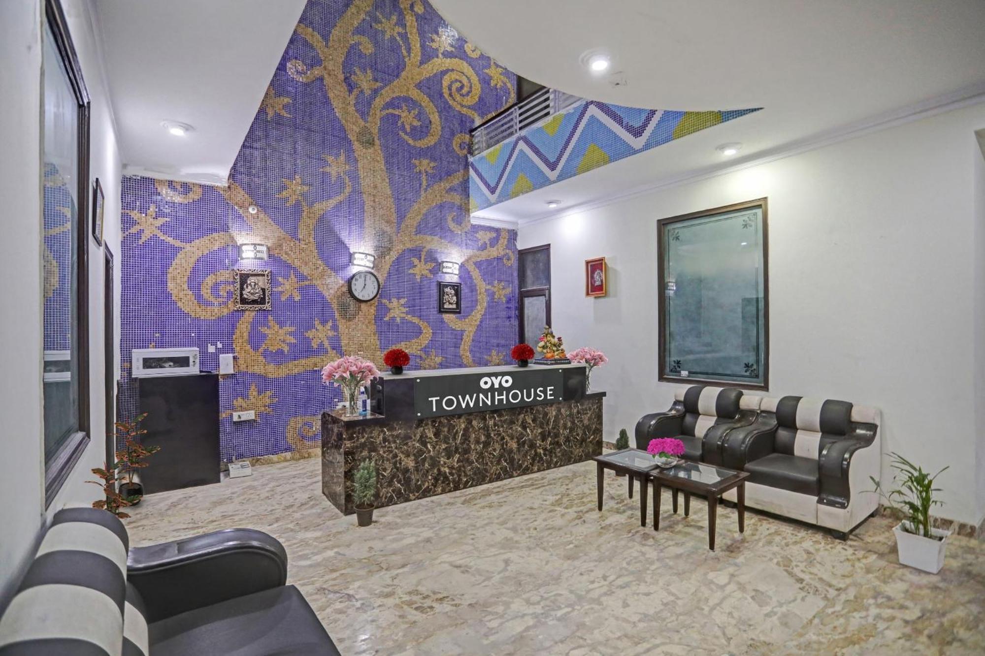 Townhouse The Premier View Near Iskcon Temple Noida Hotel Bagian luar foto