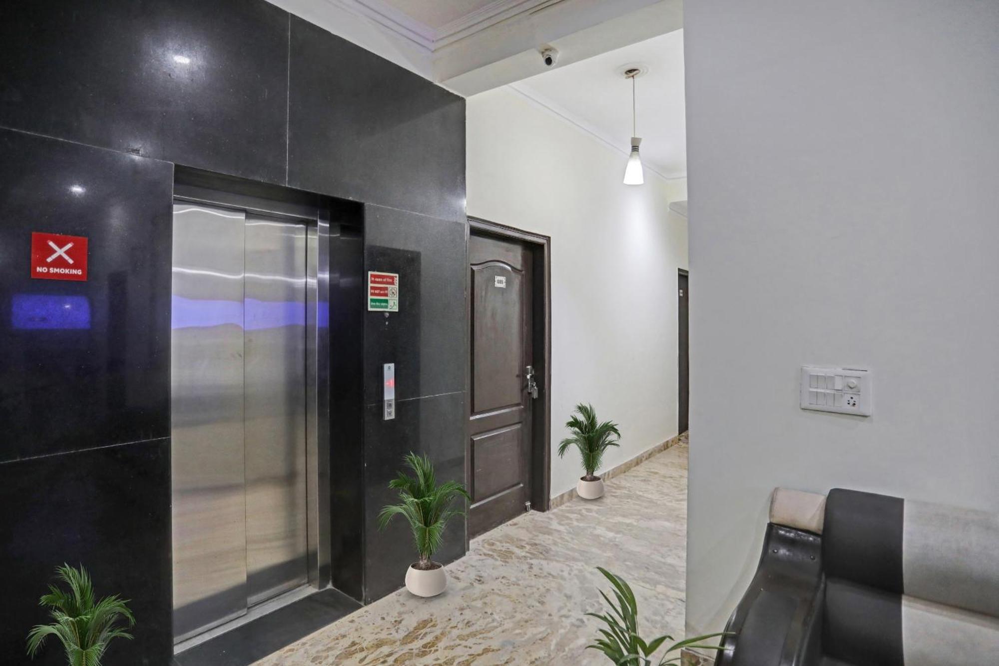 Townhouse The Premier View Near Iskcon Temple Noida Hotel Bagian luar foto