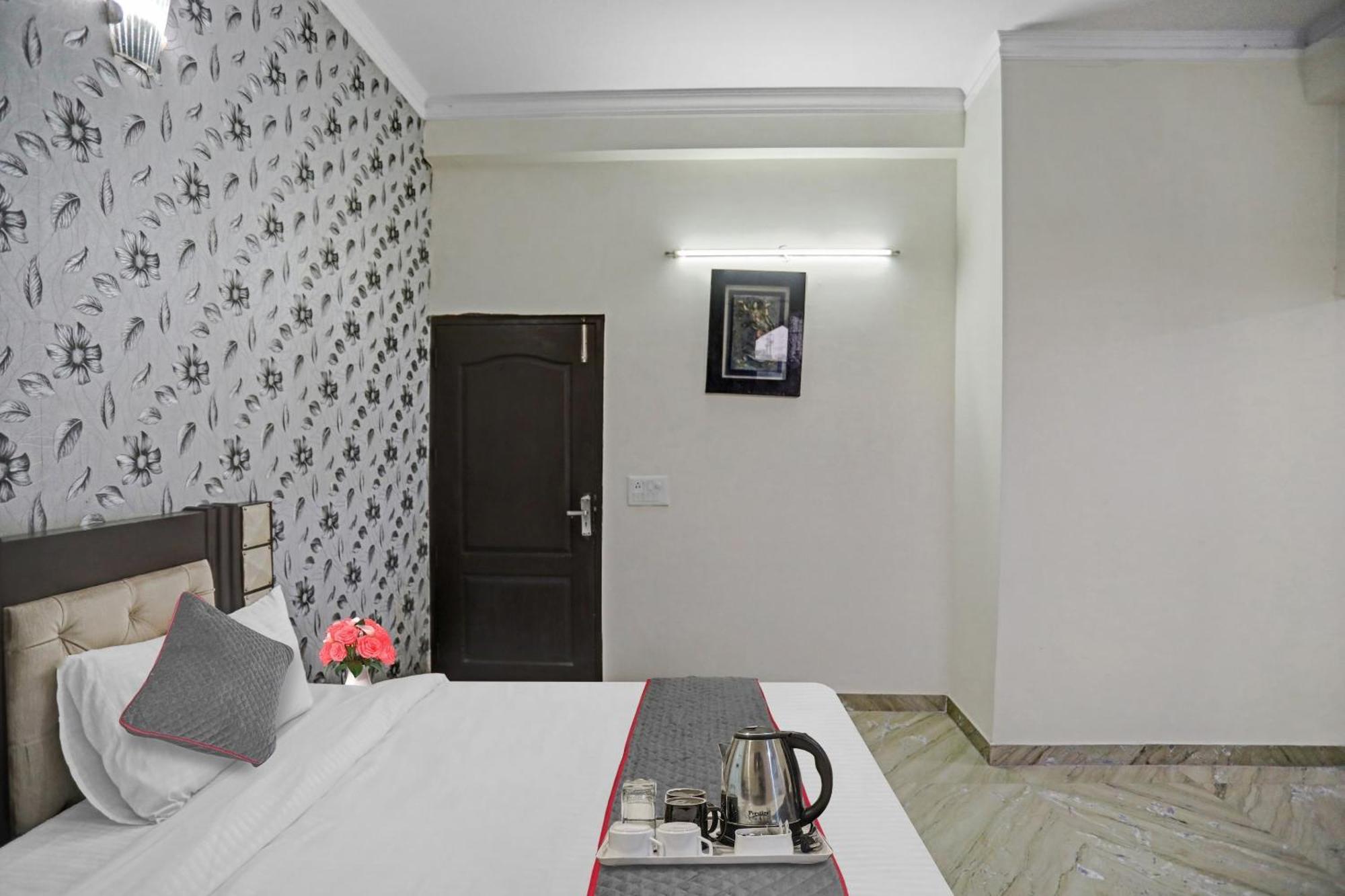 Townhouse The Premier View Near Iskcon Temple Noida Hotel Bagian luar foto