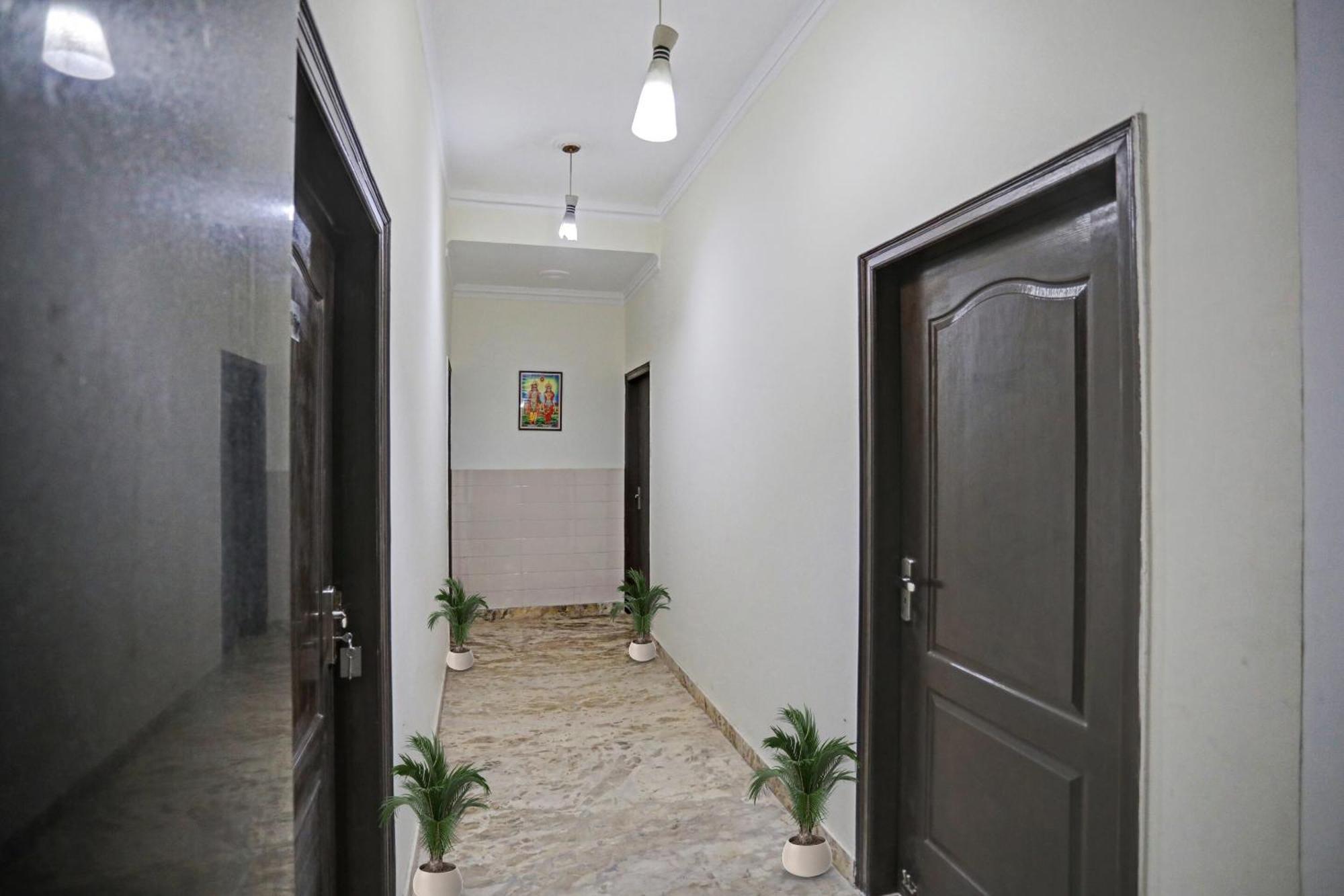 Townhouse The Premier View Near Iskcon Temple Noida Hotel Bagian luar foto