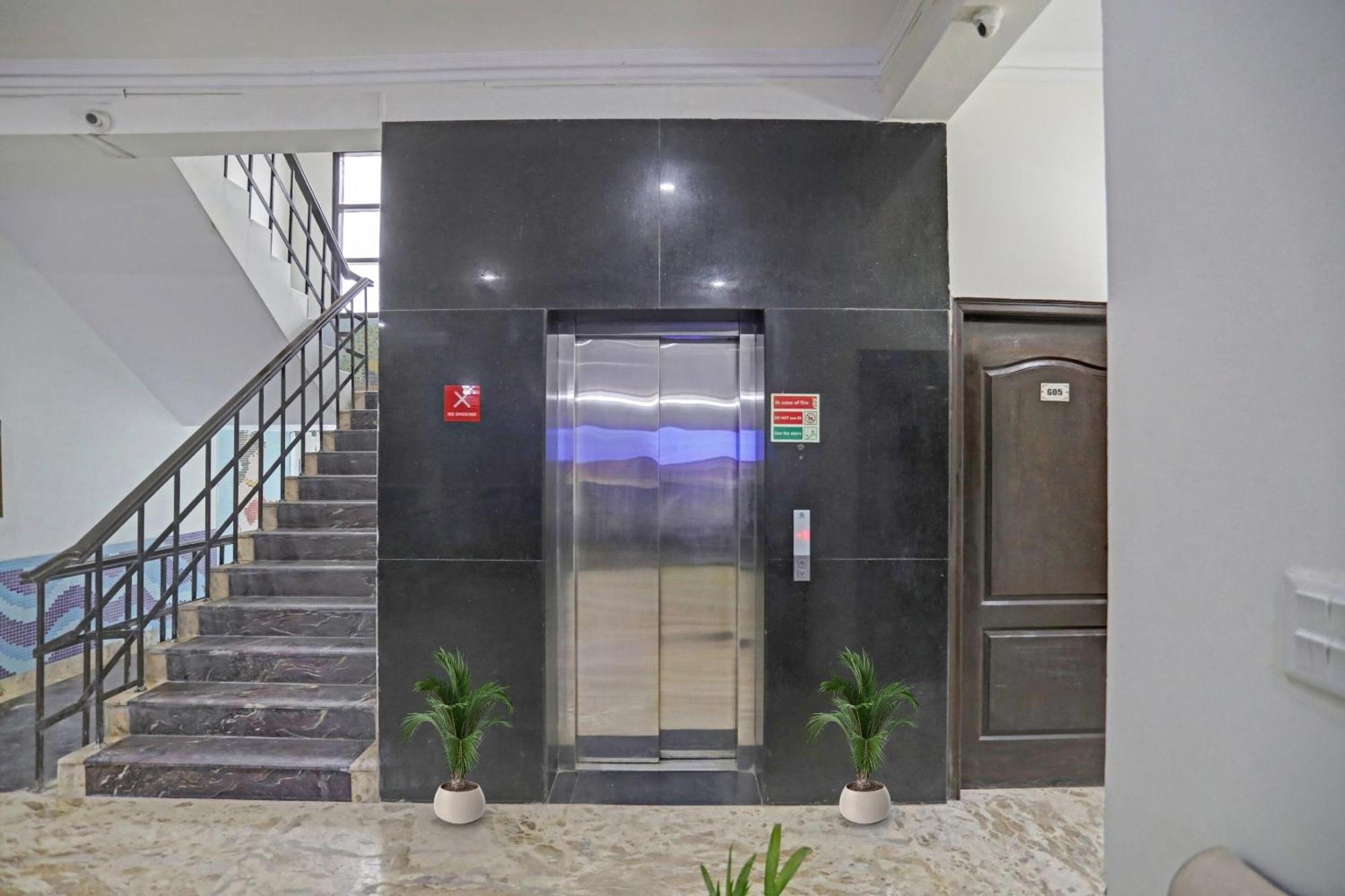 Townhouse The Premier View Near Iskcon Temple Noida Hotel Bagian luar foto