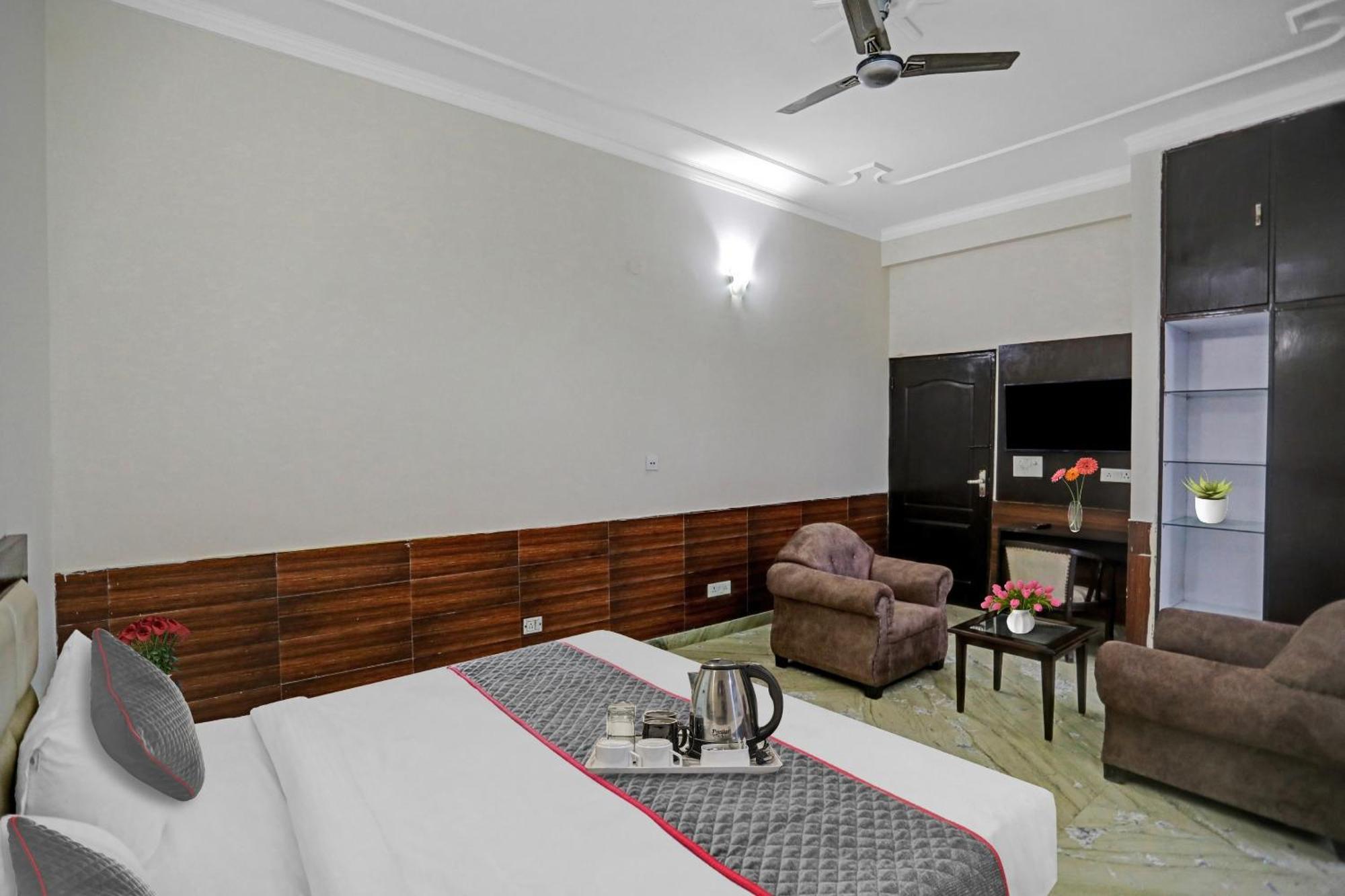 Townhouse The Premier View Near Iskcon Temple Noida Hotel Bagian luar foto