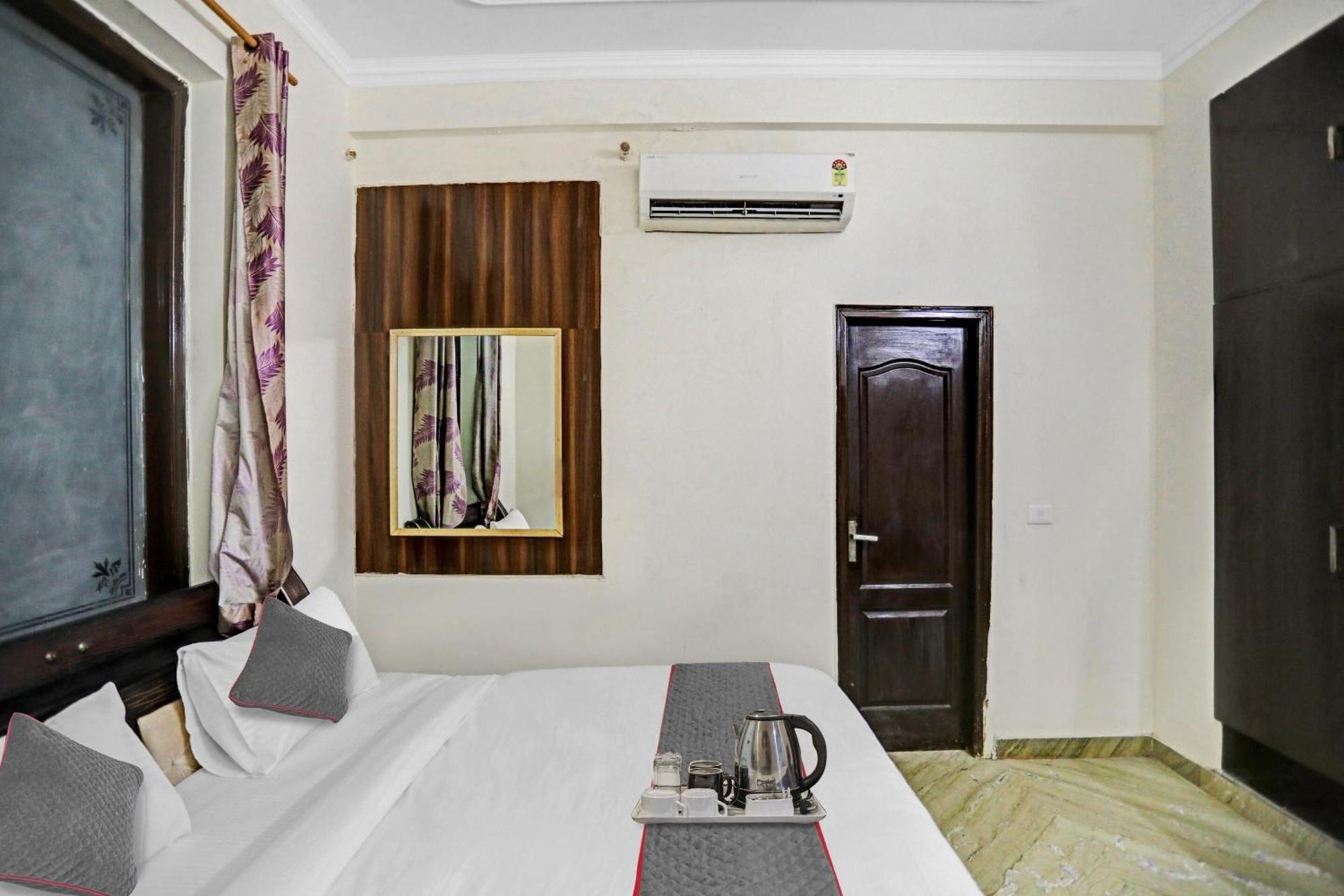 Townhouse The Premier View Near Iskcon Temple Noida Hotel Bagian luar foto