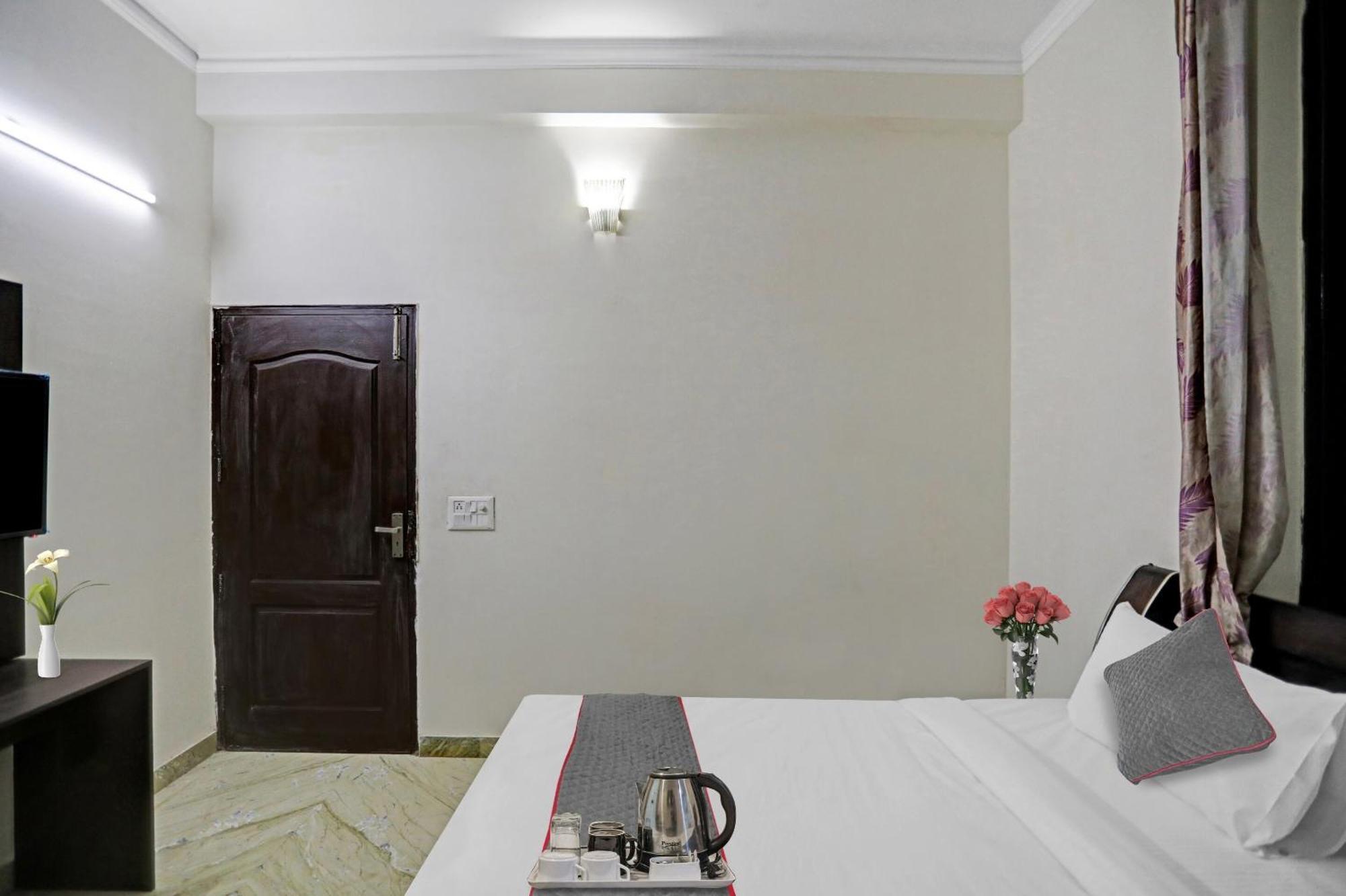 Townhouse The Premier View Near Iskcon Temple Noida Hotel Bagian luar foto