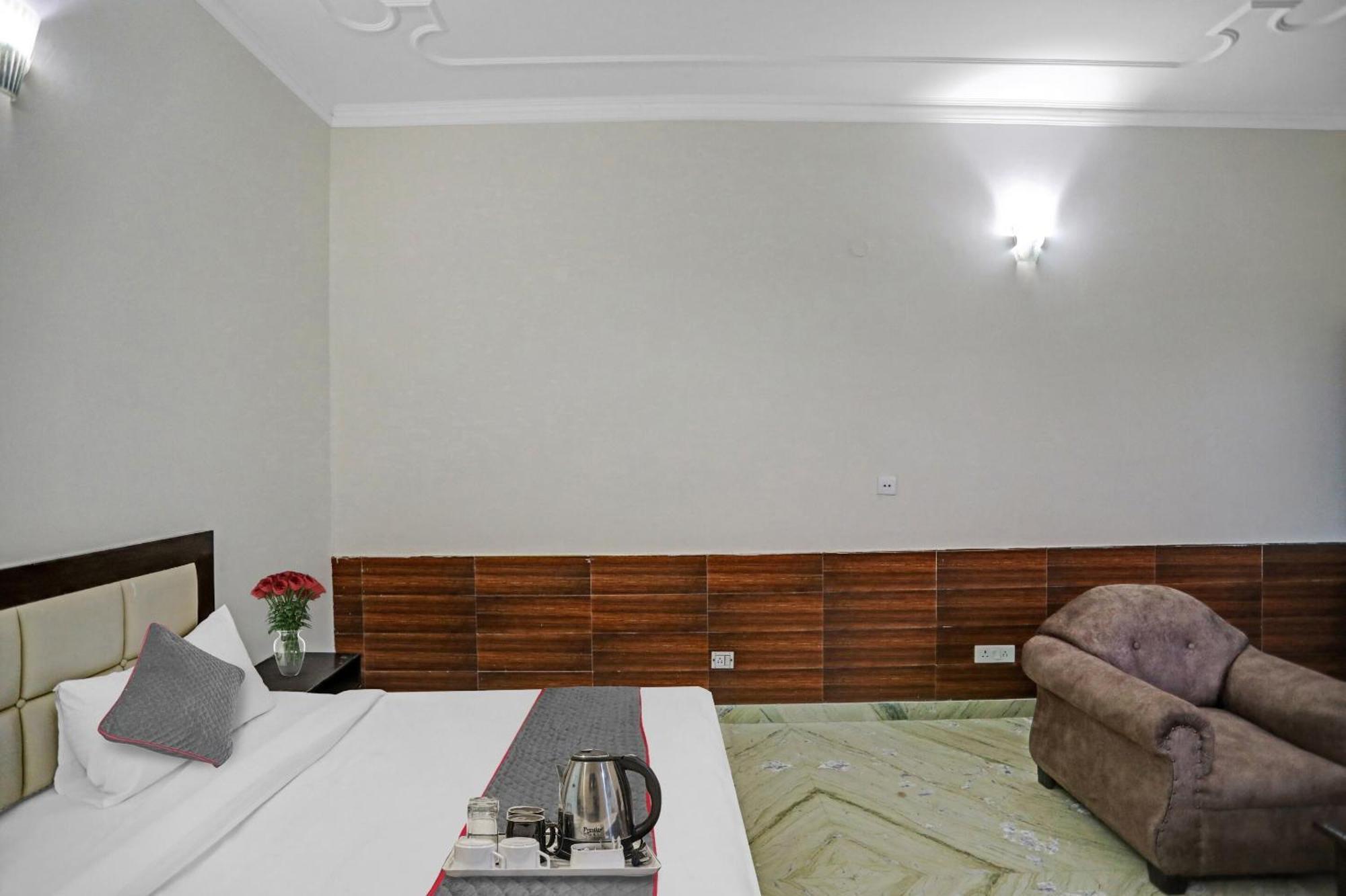 Townhouse The Premier View Near Iskcon Temple Noida Hotel Bagian luar foto