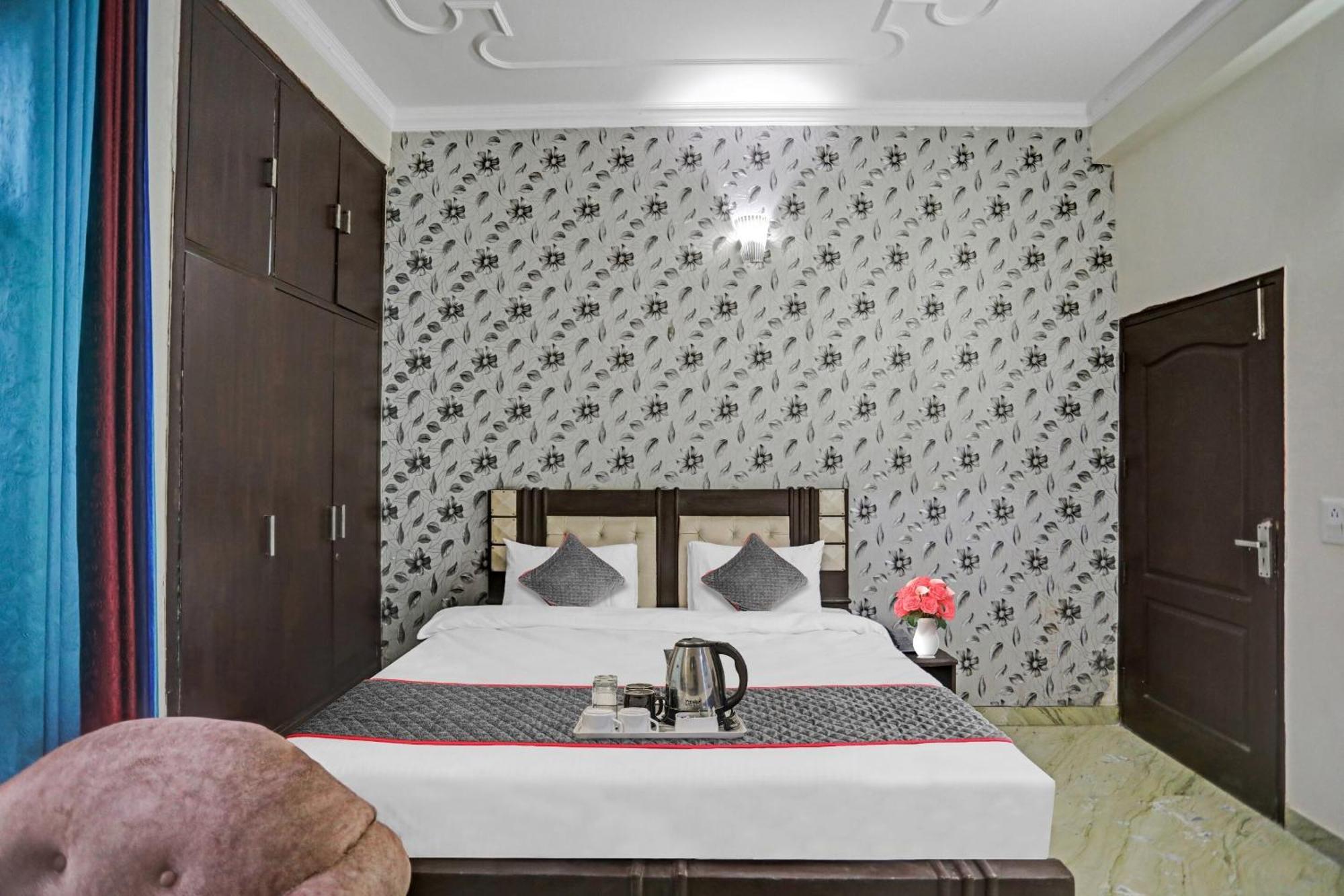 Townhouse The Premier View Near Iskcon Temple Noida Hotel Bagian luar foto