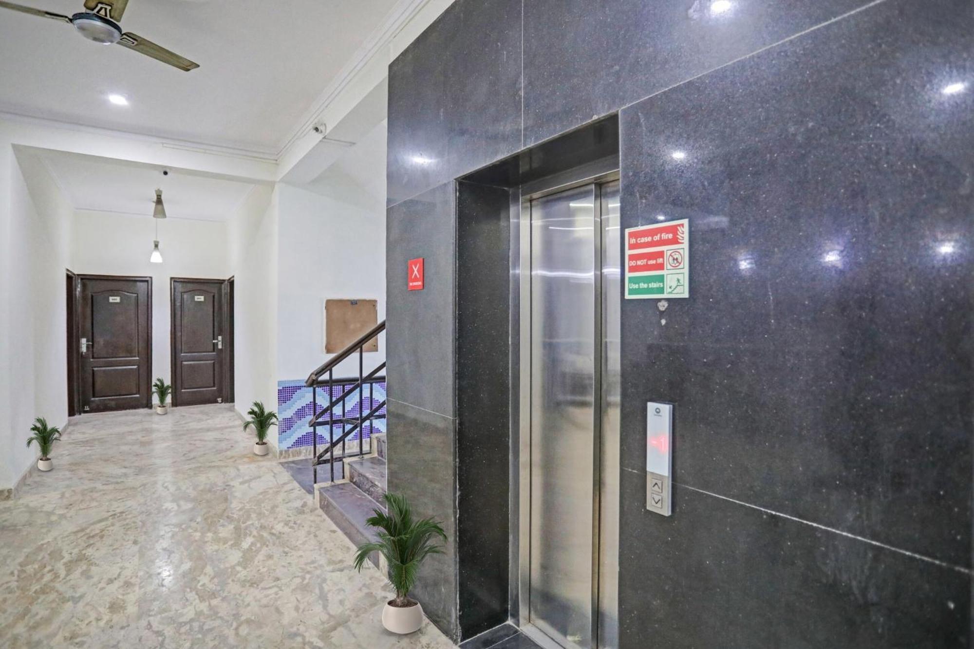 Townhouse The Premier View Near Iskcon Temple Noida Hotel Bagian luar foto